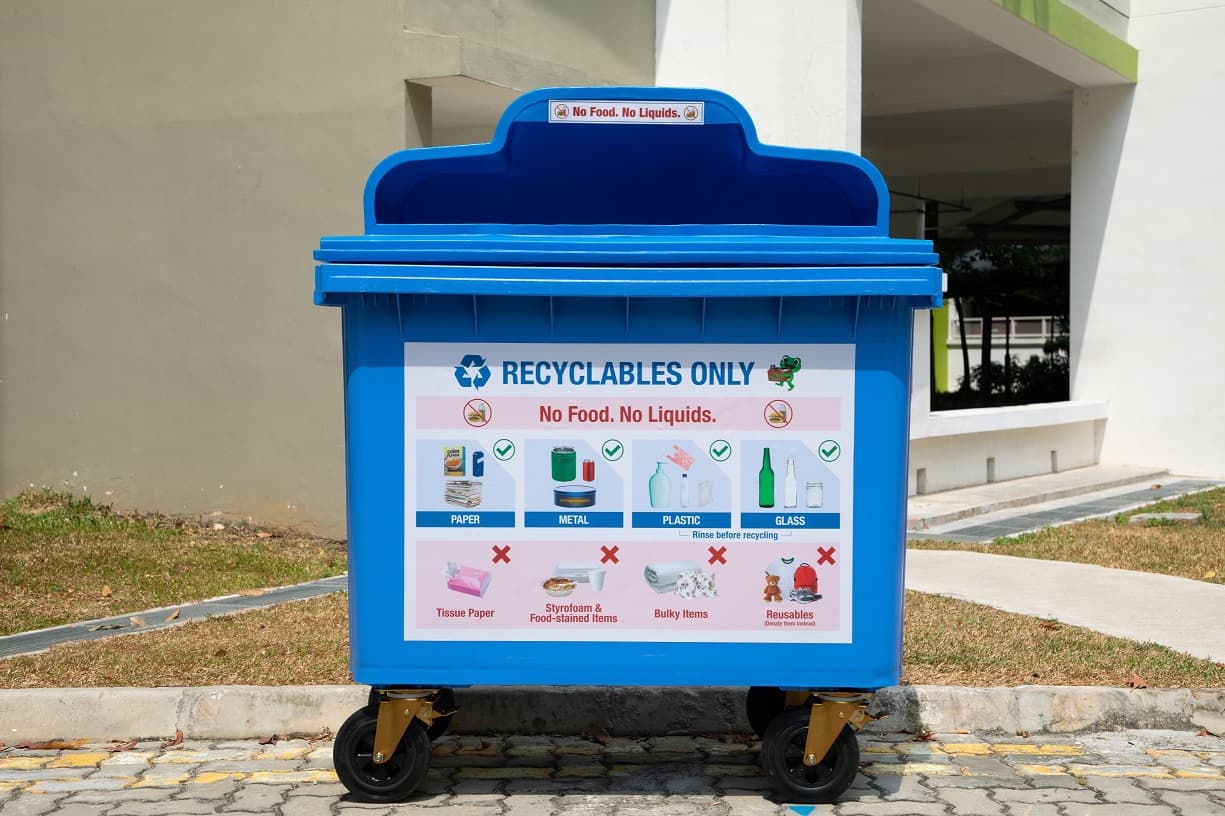 Blue Recycling Bin in Singapore (📷: NEA)